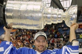Petr Sýkora si užívá Stanley Cupu v Čechách.