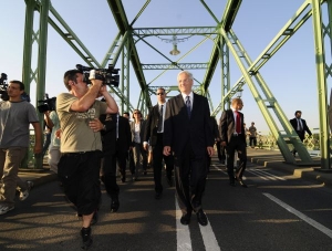 Maďarský prezident Lászlo Sólyom na mostě mezi Komárny.