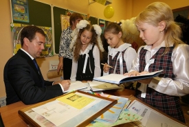 Medveděv u žáků základní školy.