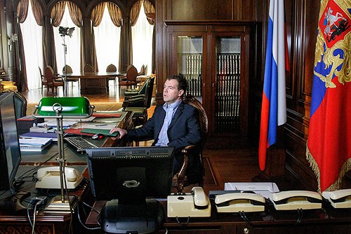 Medveděv blogguje ve své kanceláři.