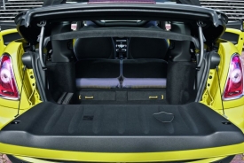 Kvůli skládací střeše už nezbylo moc místa na kufr, ale většina majitelů Mini Cabrio bude stejně jezdit maximálně ve dvou. Takže využijí sklápěcí zadní sedačky.