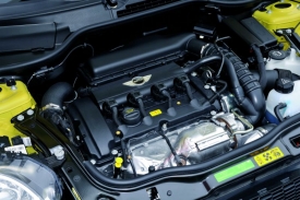Cooper S pohání benzinová šestnáctistovka přeplňovaná turbodmychadlem. S ní je kabriolet Mini podobně rychlý, jako ostré verze malých aut.
