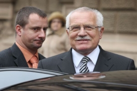 Václav Klaus při prvním zkoumání euroústavy ústavním soudem.