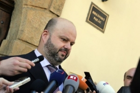 Vl&aacute;da už zaplatila za př&iacute;pravu voleb des&iacute;tky milionů.