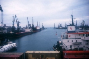 Gruzínský přístav Poti. Prý z něj vyplouvají na lov piráti.