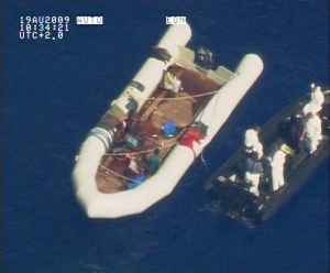 Letecké záběry člunu ilegálních imigrantů.