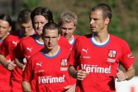 Česká fotbalová reprezentace i s Tomášem Rosickým (třetí zpředu).