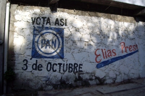 &bdquo;Takhle hlasuj!&ldquo; Volebn&iacute; v&yacute;křik na stěně domu ve st&aacute;tě Oaxaca.
