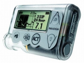 Paradigm Veo kombinuje monitorovací zařízení s inzulínovou pumpou.
