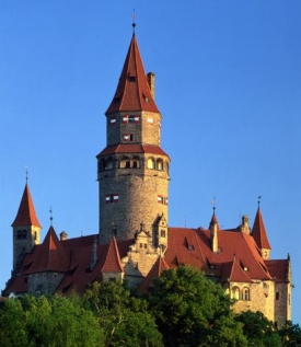 Hrad Bouzov v Olomouckém kraji nabídne kostýmové prohlídky.