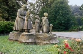 Pomník Babičky s vnoučaty od Otto Gutfreunda z r. 1922.