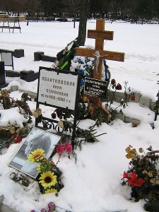 Hrob Anny Politkovské. Ani po třech letech nebyla vražda objasněna.