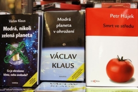 Knihy Václava Klause a Petra Hájka hned vedle sebe.
