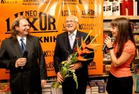 Václav Klaus, jeho nakladatel a moderátorka.