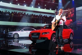 Audi A4 před dvěma lety uváděl do světa kanadský zpěvák Bryan Adams.