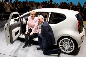 Kancléřka Angela Merkelová se v roce 2007 posadila do studie VW Up!