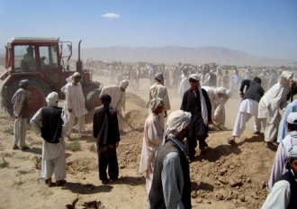 Afghánci pohřbívají do hromadného hrobu mrtvé po výbuších.