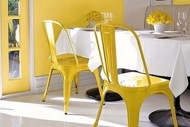 Žlutá barva interiér příjemně rozsvítí.