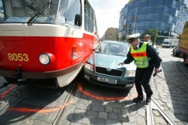 Nehoda tramvaje a osobního vozu zablokovala dopravu v centru Prahy.