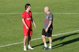 Tomáš Rosický (vlevo) s trenérem Ivanem Haškem na úterním tréninku.
