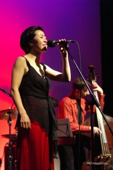 Čínská zpěvačka Feng - yün Song spojuje čínskou tradici s jazzem.