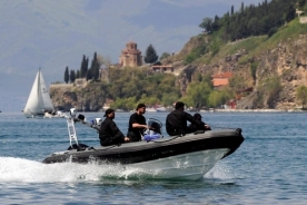 Záchranáři na Ochridském jezeře.