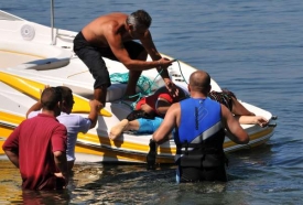 Záchranáři přivážejí utopené turisty.