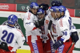 Čeští hokejisté se radují z gólu v zápase proti Švédsku.