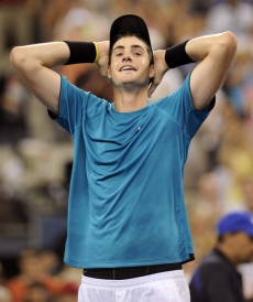 Další překvapení, Američan Isner senzačně porazil Andyho Roddicka.