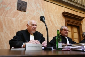 Pavel Rychetský (vlevo): dříve politik, dnes předseda Ústavního soudu.