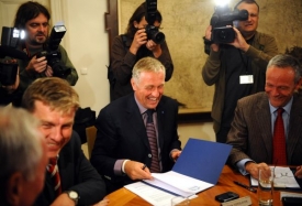 Stranick&eacute; &scaron;pičky jednaj&iacute; o změně &uacute;stavy noc co noc.