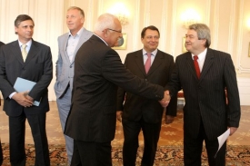 KSČM nechce sněmovnu rozpustit, ale omezit jej&iacute; mand&aacute;t, kvůli v&yacute;hod&aacute;m.