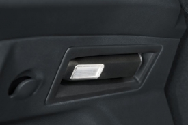 Šikovný nápad. Klasickou svítilnu v kufru C3 Picasso nahradila vyjímatelná baterka.