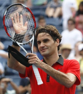 Tenista Roger Federer slaví postup do dalšího kola US Open.
