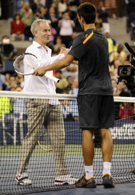 Novak Djokovič a objekt jeho imitačního kousku John McEnroe.