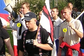 1) Lukeš na demonstraci v Opavě s Petřivalským (2) z Dělnické strany.