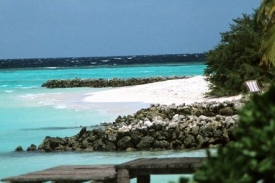 Ostrov Korumba na Maledivách v Polynésii.