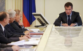 Medveděv vede jednání státní Rady bezpečnosti.