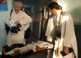 Stephen Farrell (vlevo) s afghánským reportérem v nemocnici v Kunduzu.