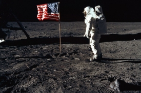Zatím poslední člověk stanul na Měsíci v roce 1972. Návrat je nejistý.