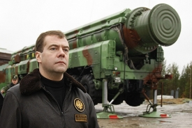Prezident Medveděv u zkoušky rakety Topol.