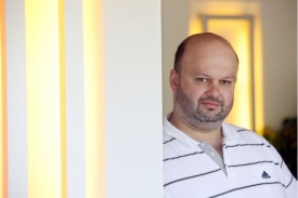 Martin Pecina telefonoval Topol&aacute;nkovi, aby st&aacute;hl trestn&iacute; ozn&aacute;men&iacute;.