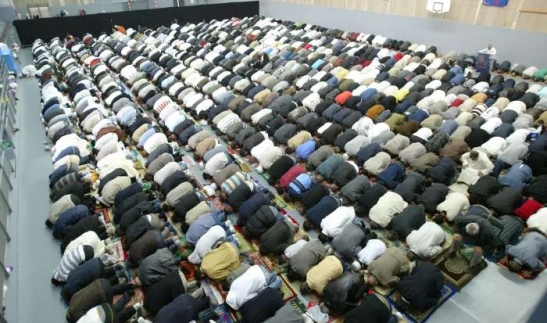 Muslimové se modlí při Ramadánu ve francouzském Mouans Sartoux.