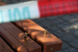Nábojnice na lavičce poblíž místa, kde se střílelo.