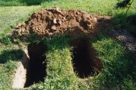 Oběti si prý samy musely vykopat hrob. (Ilustrační foto)