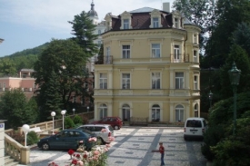 Vládní vila v luxusní karlovarské čtvrti Westende je na prodej.