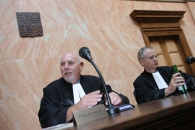 Ústavní soud v čele s Pavlem Rychetským dal stopku volbám v říjnu.
