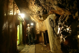 V jeskyni Výpustek byl v 60. letech vybudován protiatomový kryt.