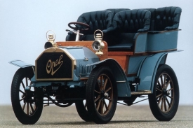 Od roku 1902 Opel vyrábí auta vlastní konstrukce. První typ 10/12 HP poháněl dvouválec.