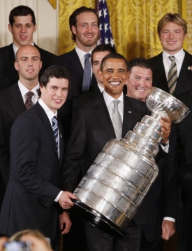 Barack Obama, Sidney Crosby a Stanley Cup.